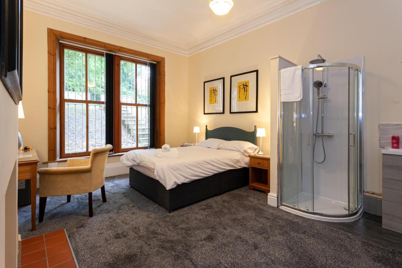 Deluxe Double Room Shower