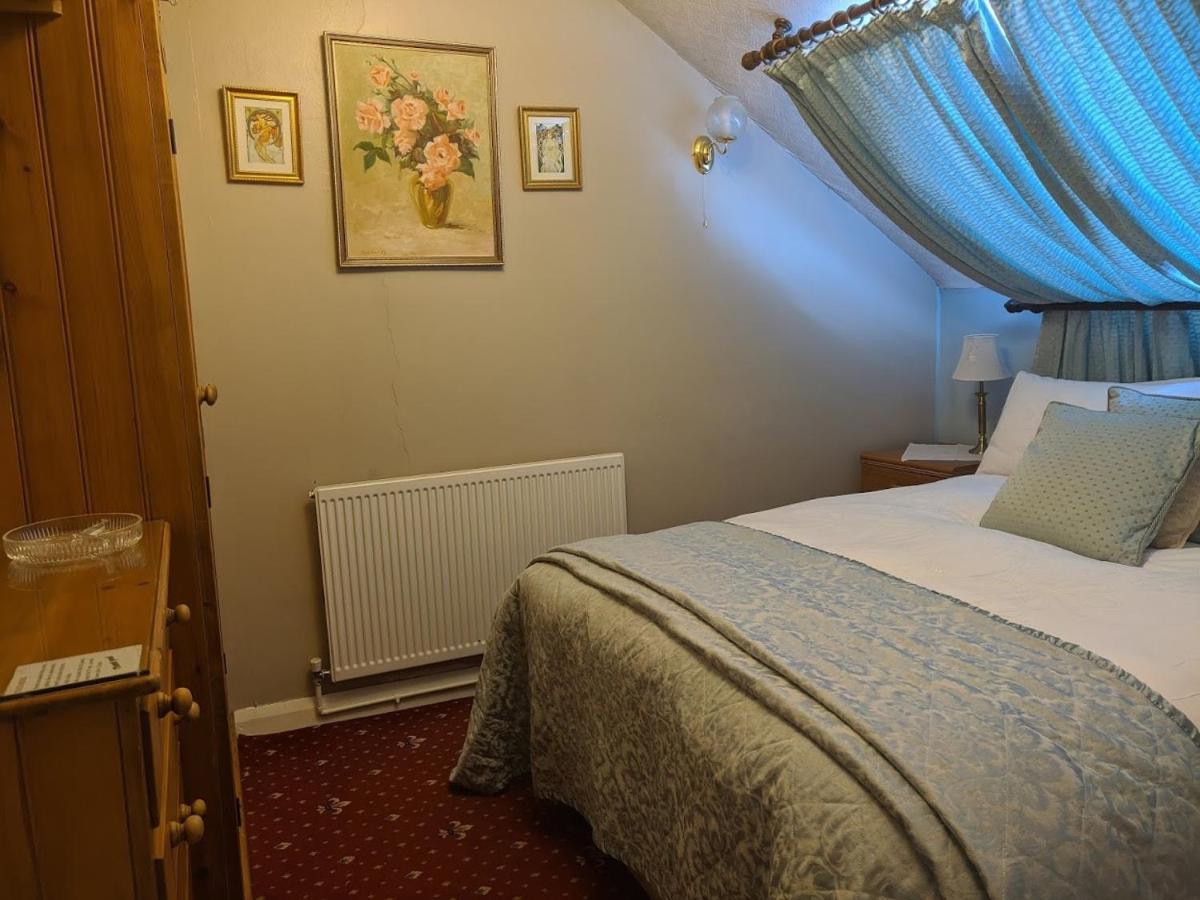 Small Double Room with Private External Bathroom,1025140153:JPEG