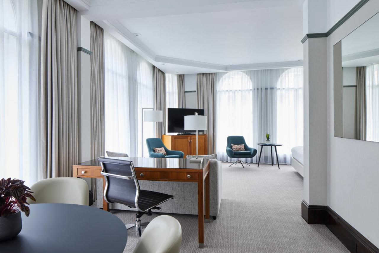 Junior Suite with City View, Executive Lounge Access,1361418254:JPEG