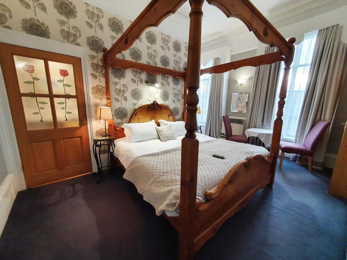 Double Room Four Poster Bed