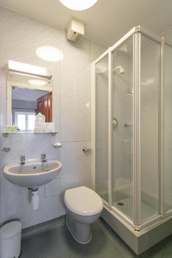 Family Room (2 Adults + 1 Child),1500045307:JPEG