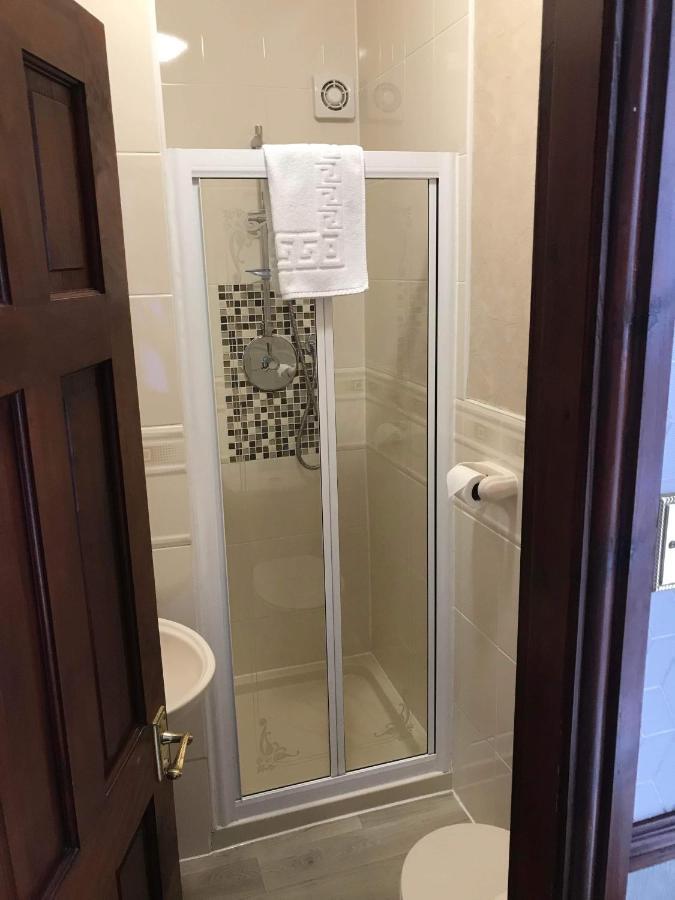 Deluxe Double Room Shower