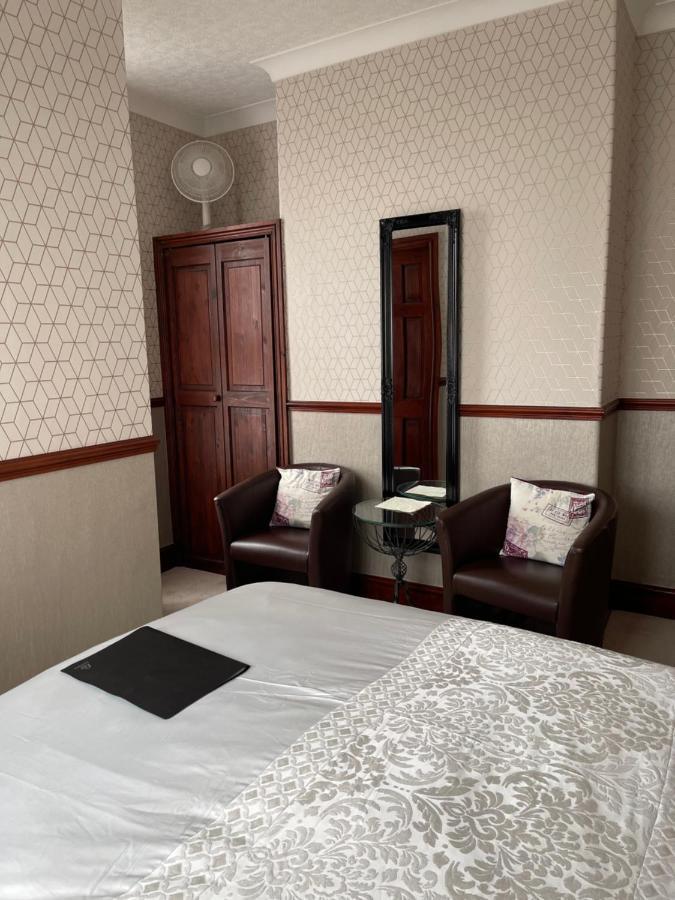 Deluxe Double Room Shower