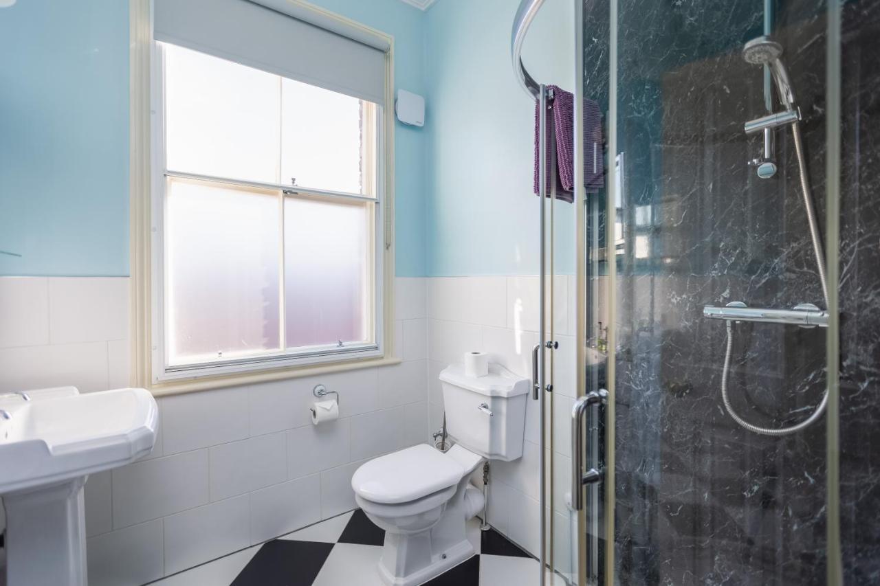 Deluxe Double Room Shower