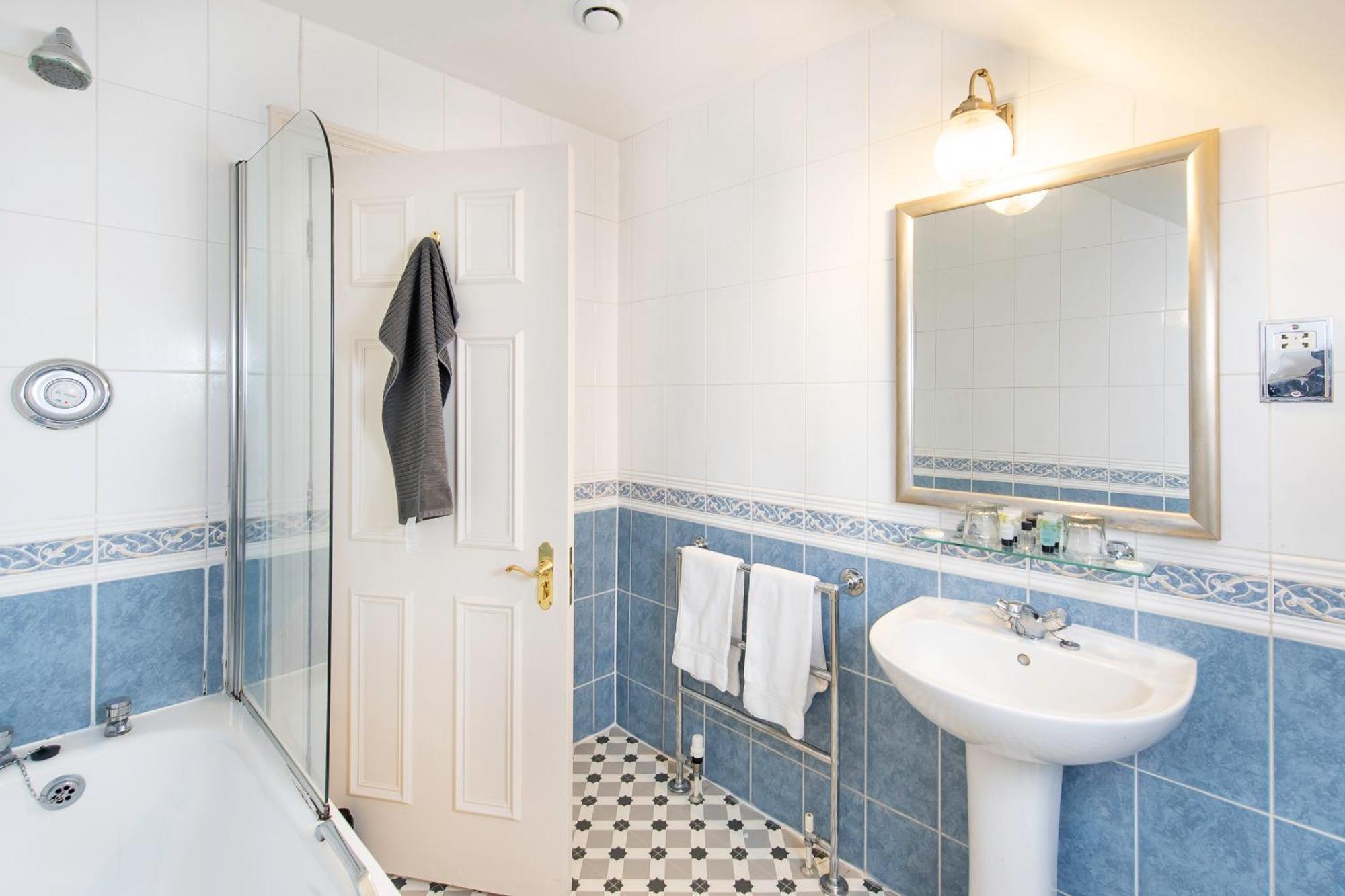 Superior Double Room,1521497233:JPEG