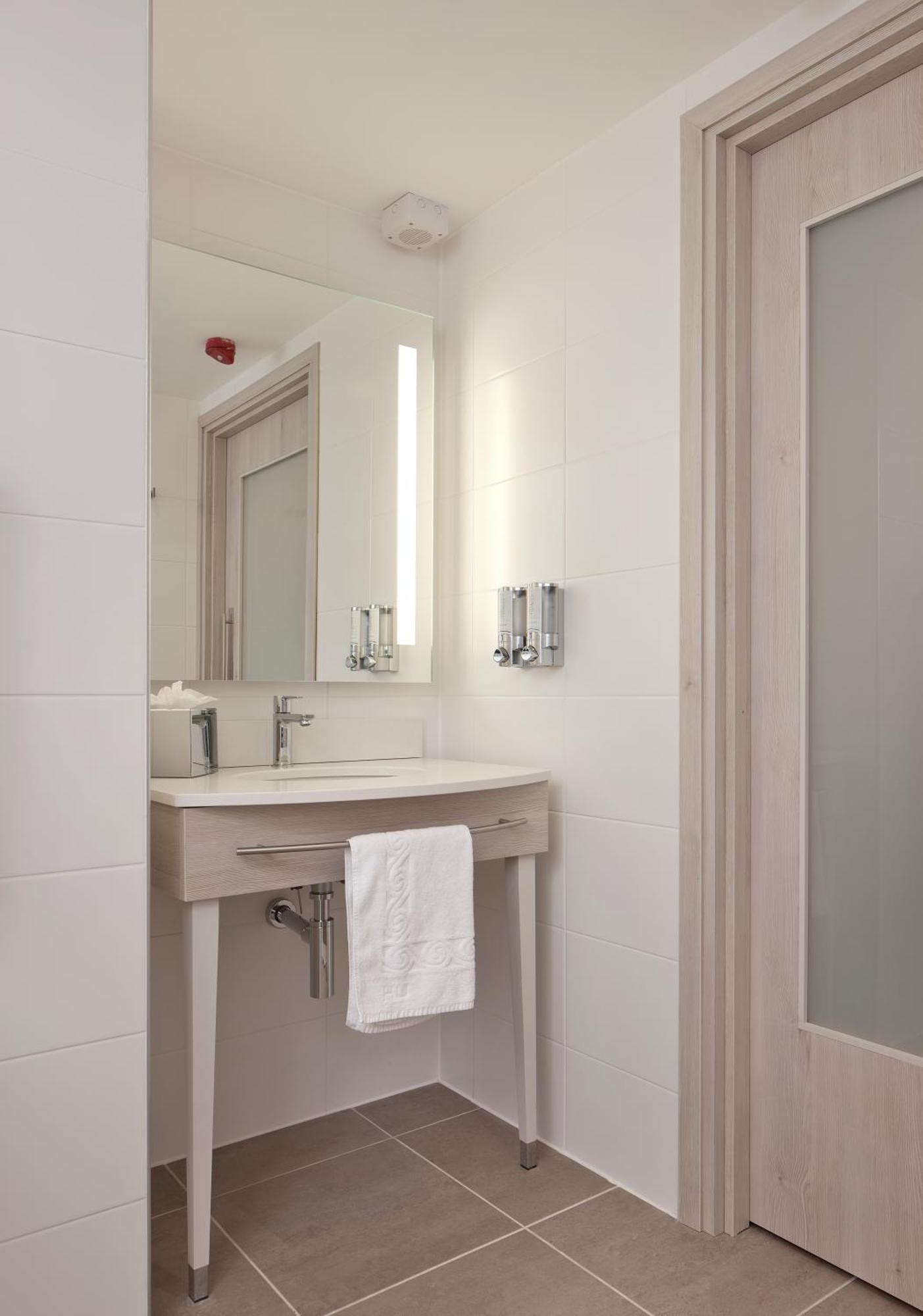 Chambre Familiale Lit Queen-Size - Accessible aux Personnes à Mobilité Réduite