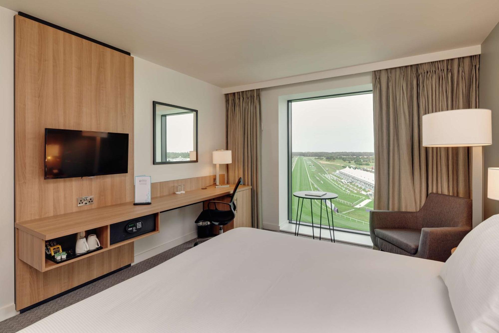Queen Room Accessible