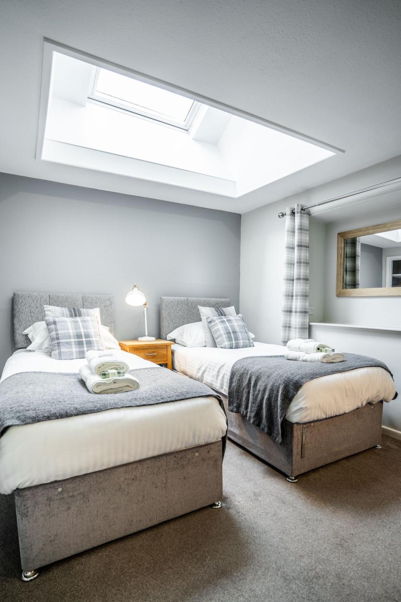 Standard Twin Room a Skylight window