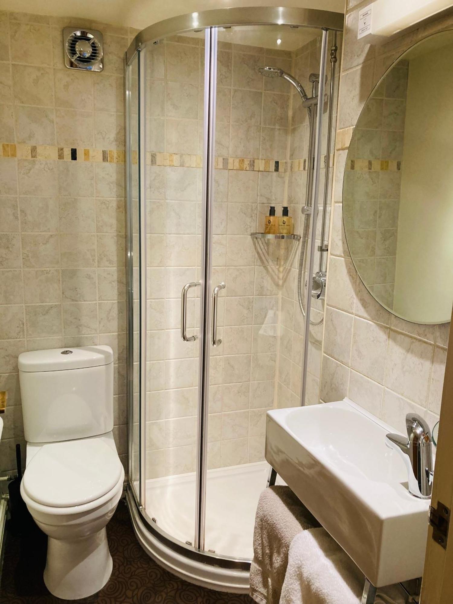 Deluxe Double Room Shower