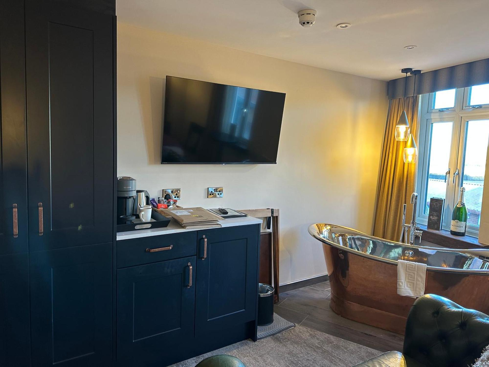 Deluxe Queen Suite