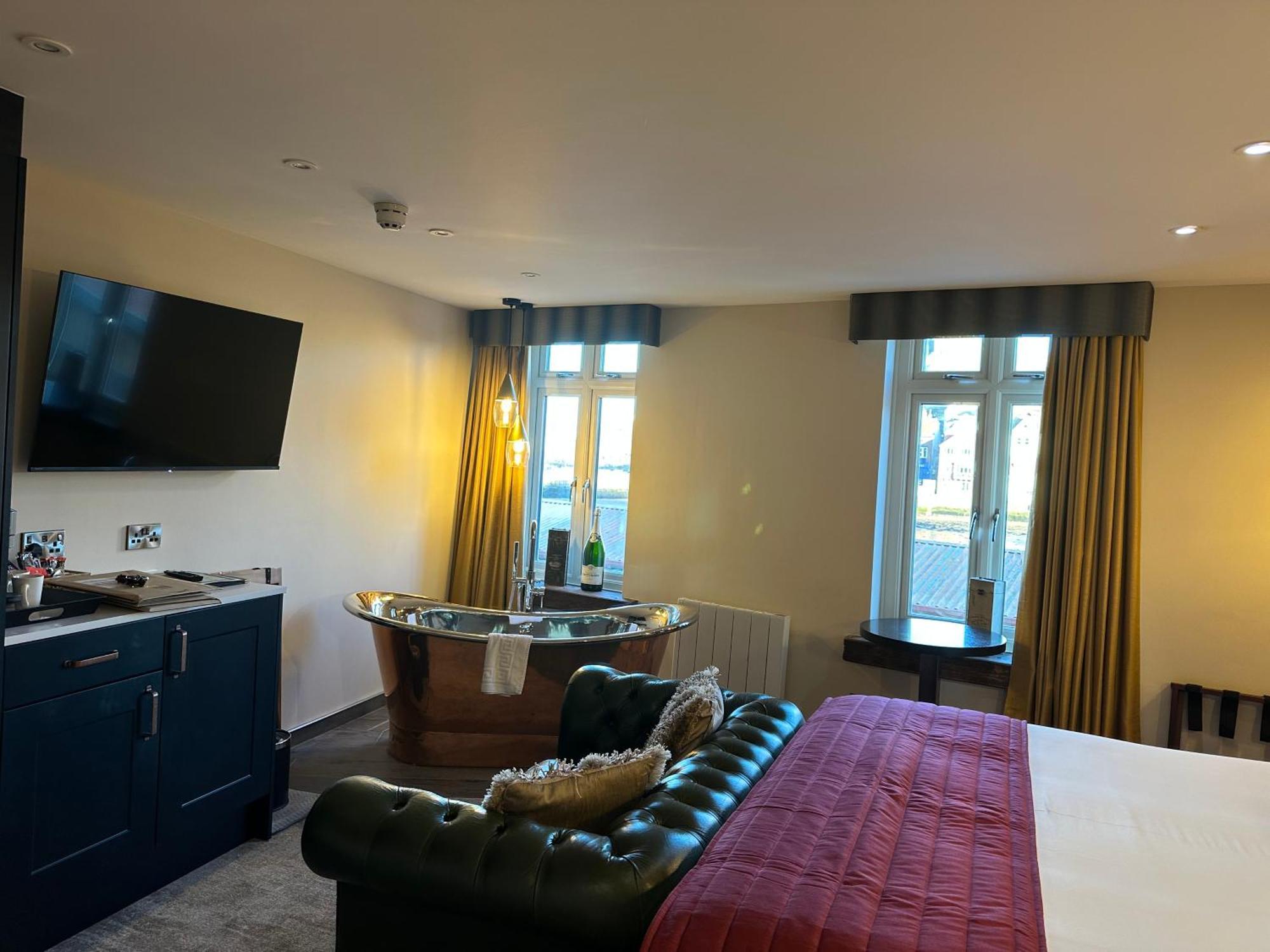 Deluxe Queen Suite