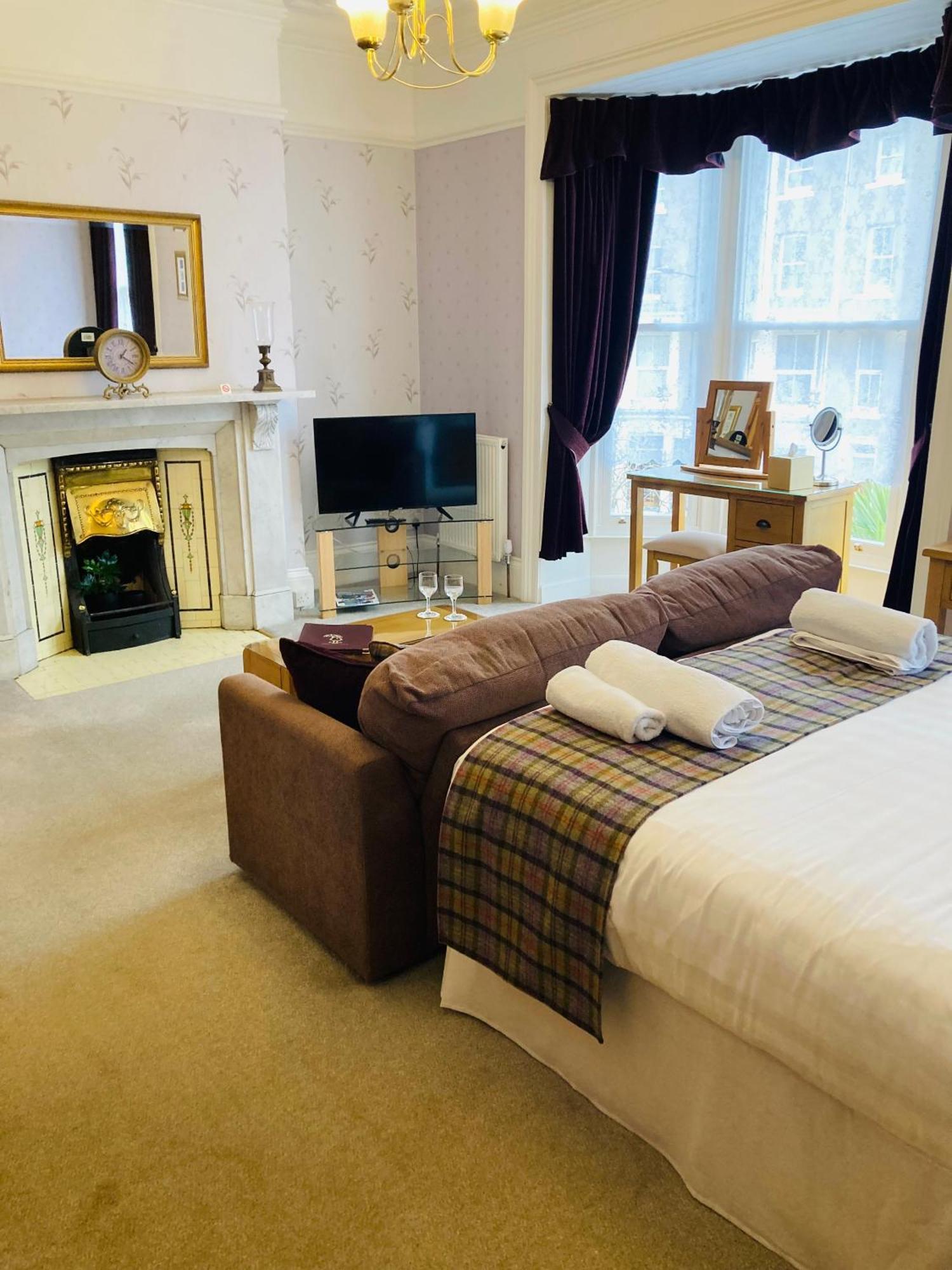 Deluxe Double Room Shower 2