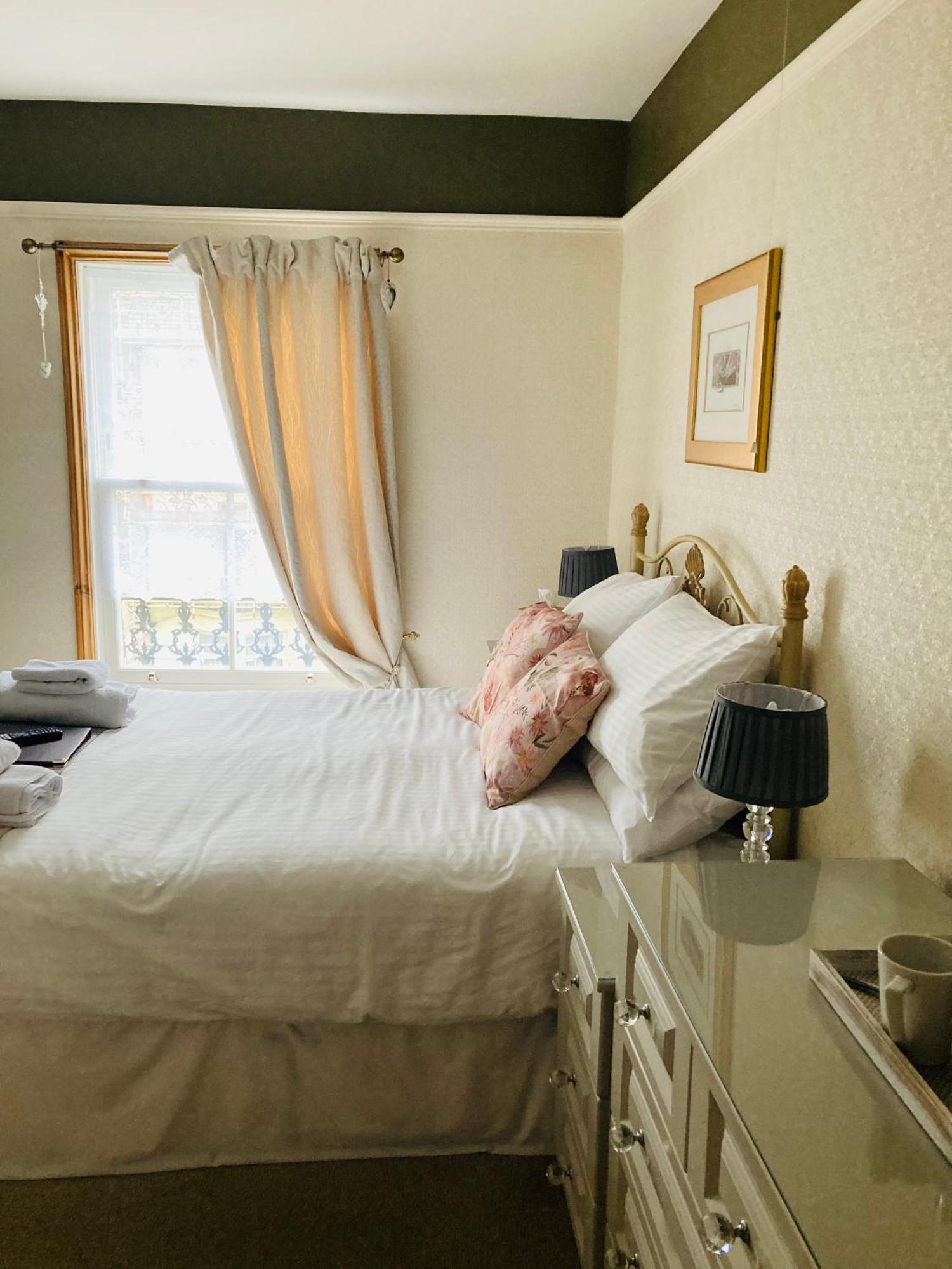 Double Room Shower 4