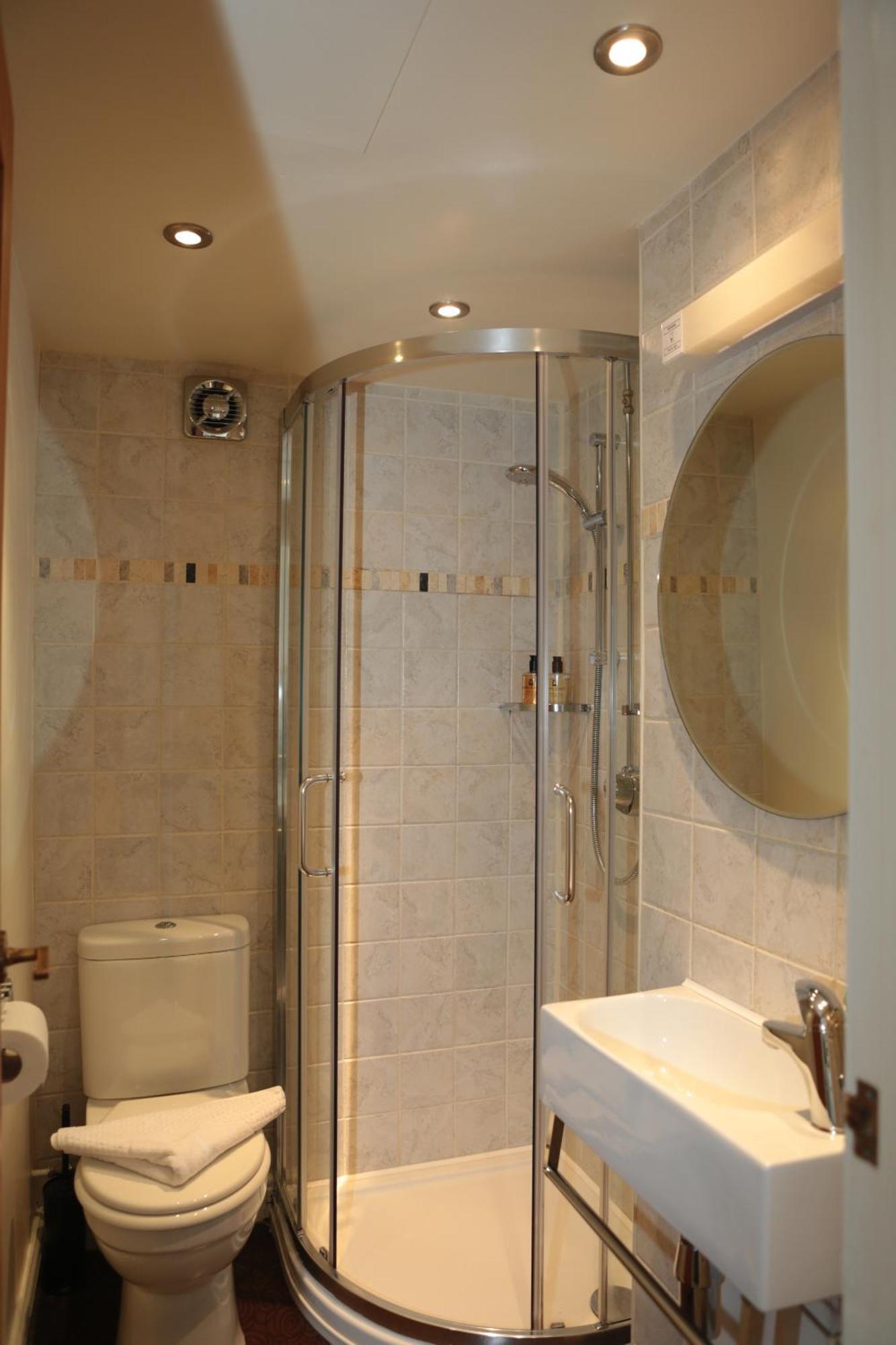 Deluxe Double Room Shower