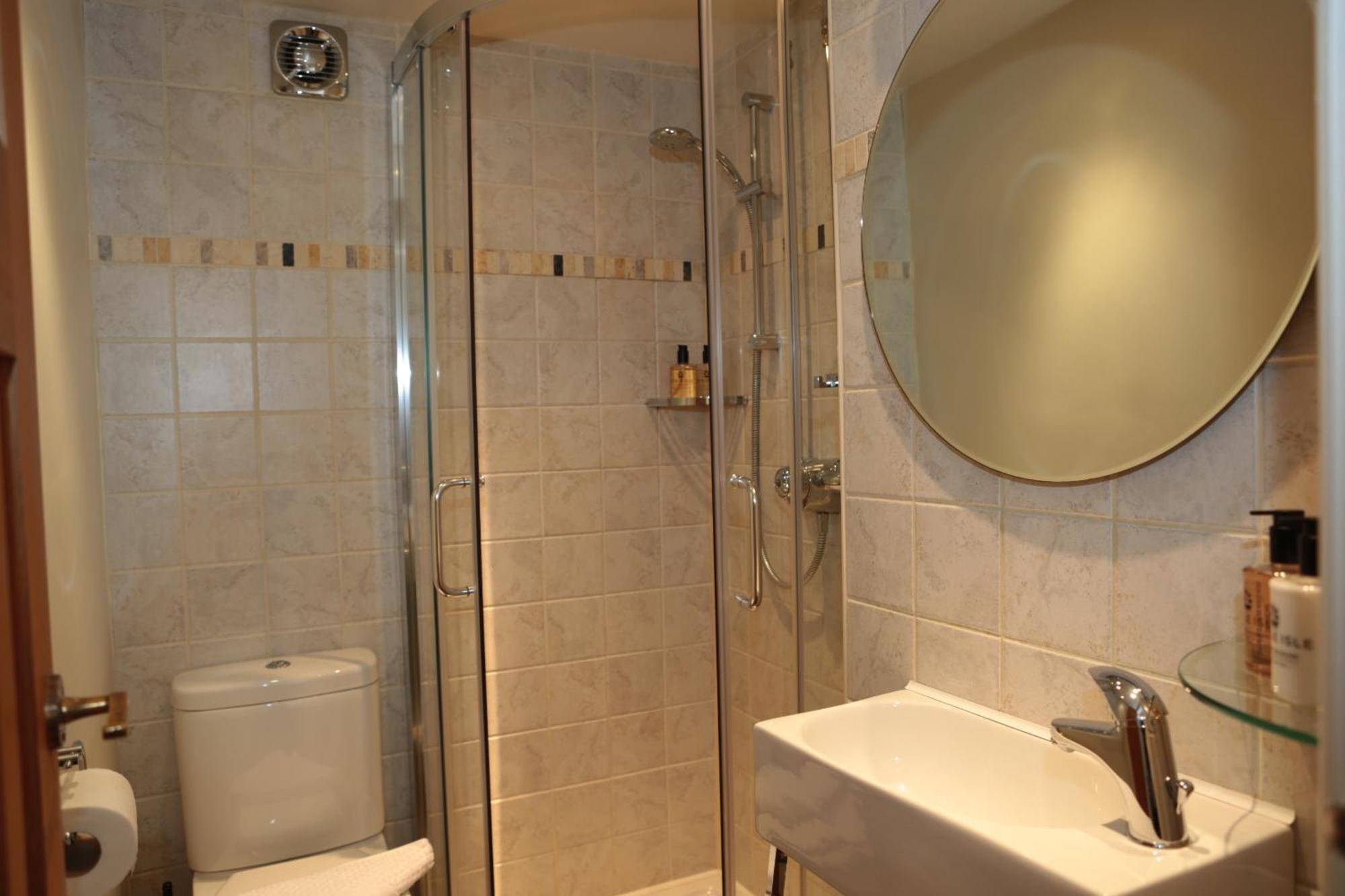 Deluxe Double Room Shower