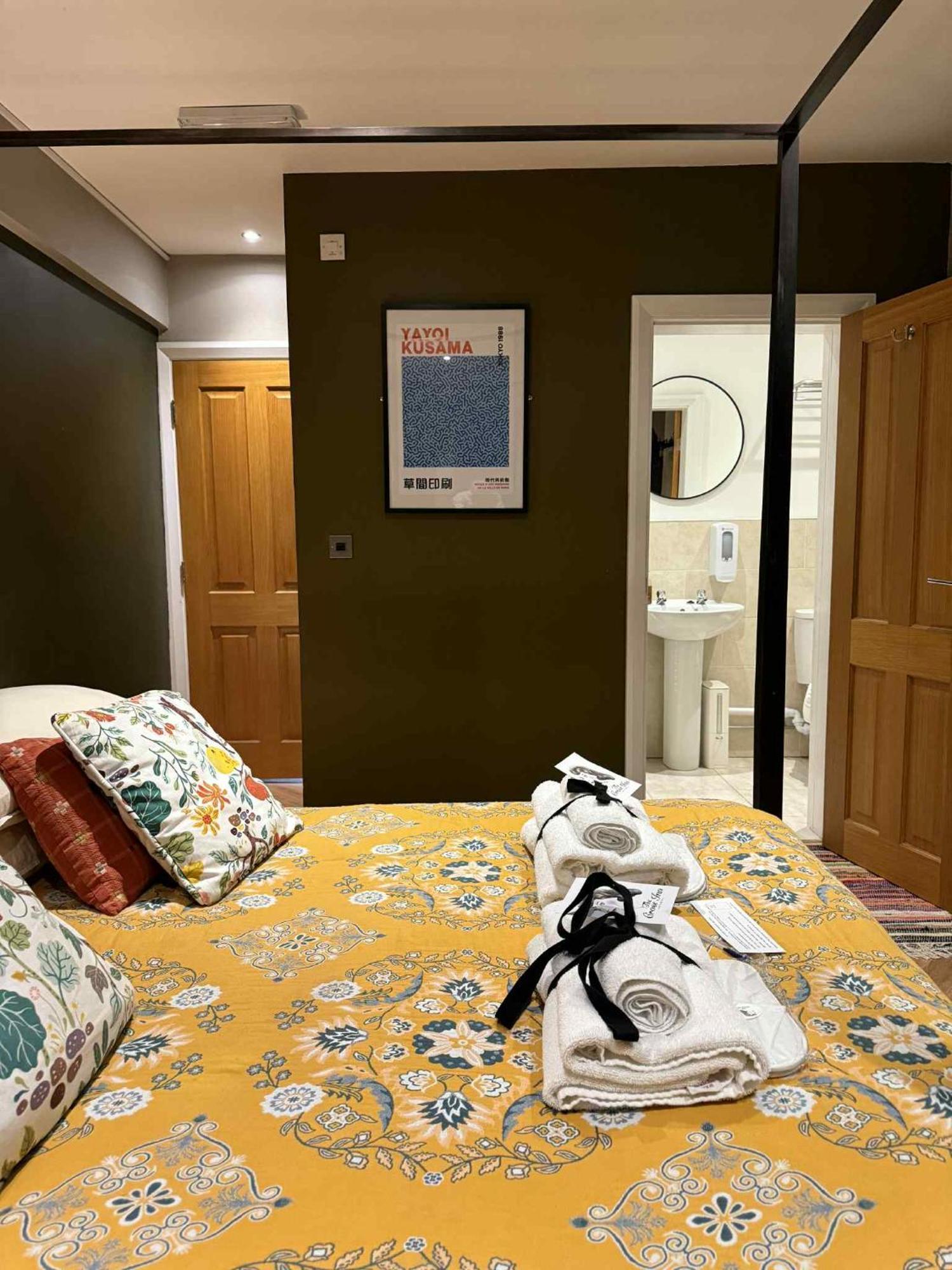Deluxe Double Room Shower