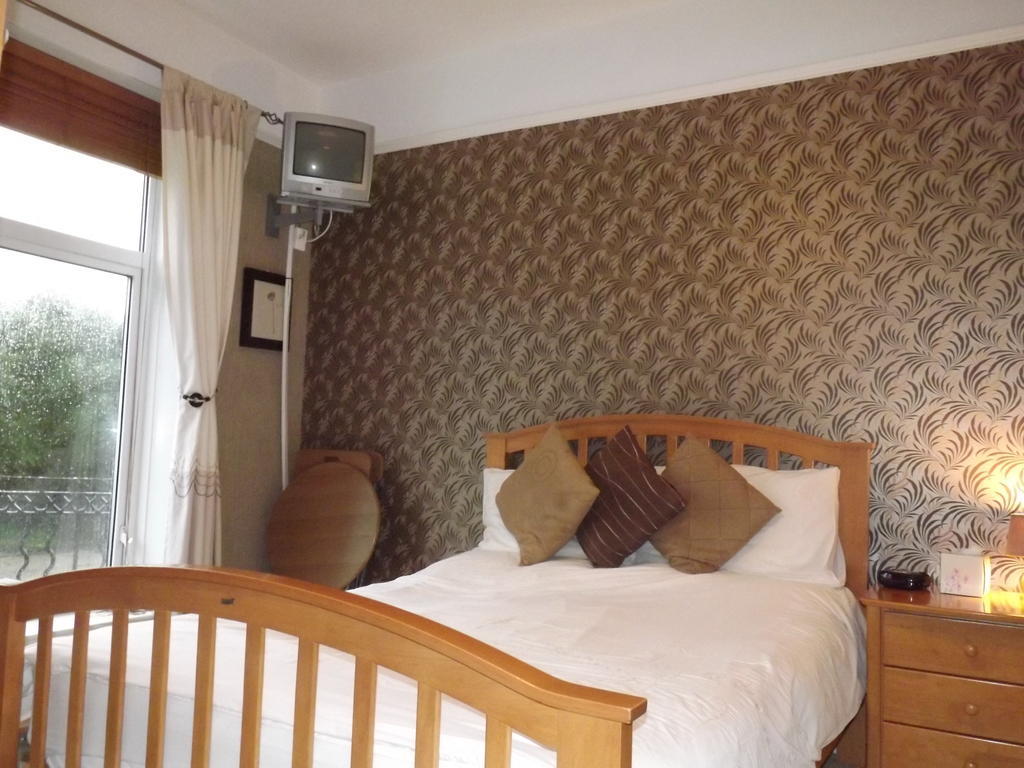 Family Room (2 Adults + 2 Children)