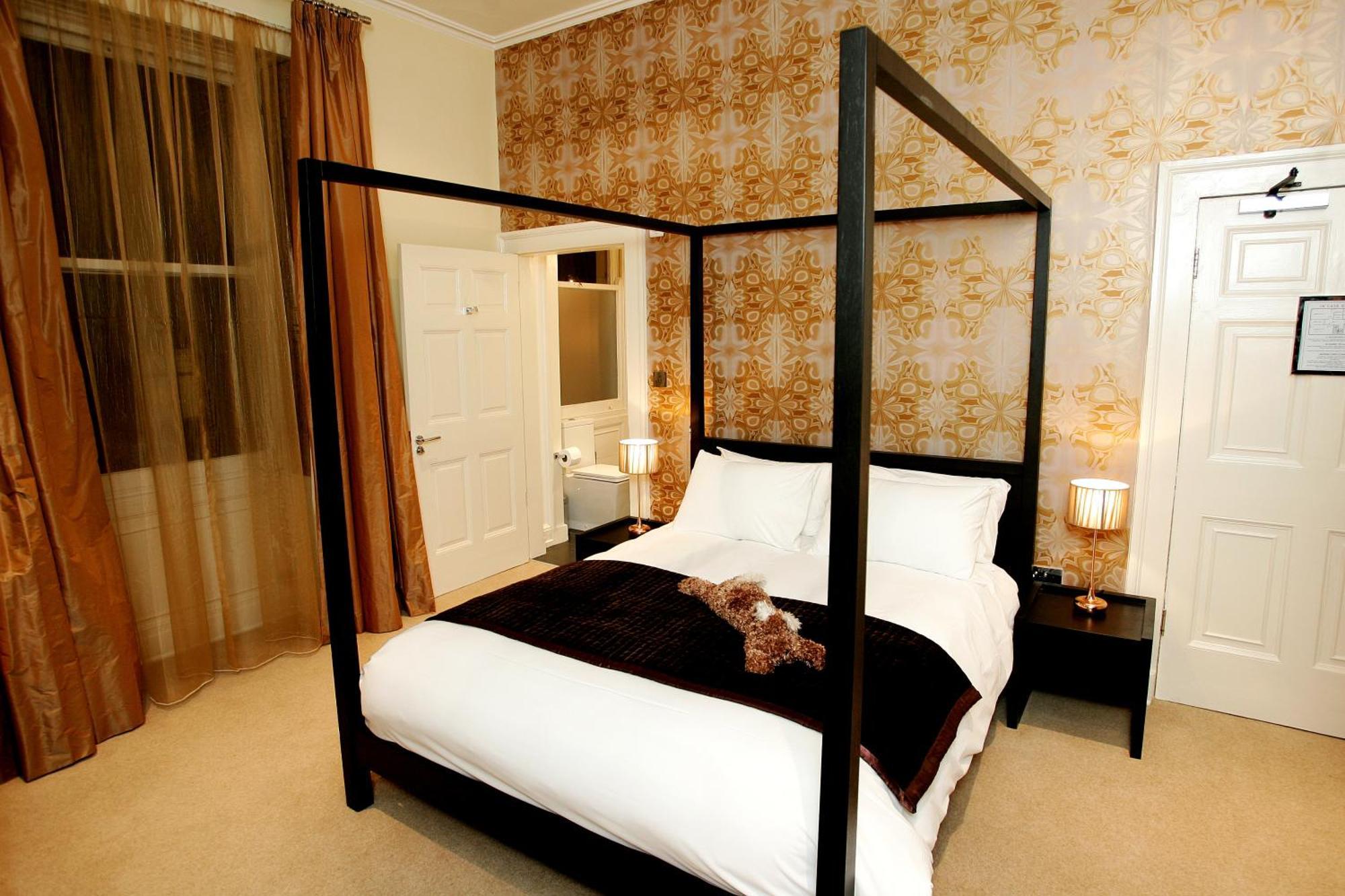 Double Room Four Poster Bed
