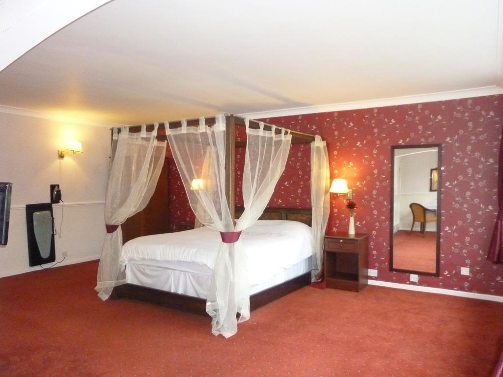 Classic Double Room Four Poster Bed,188426171:JPEG