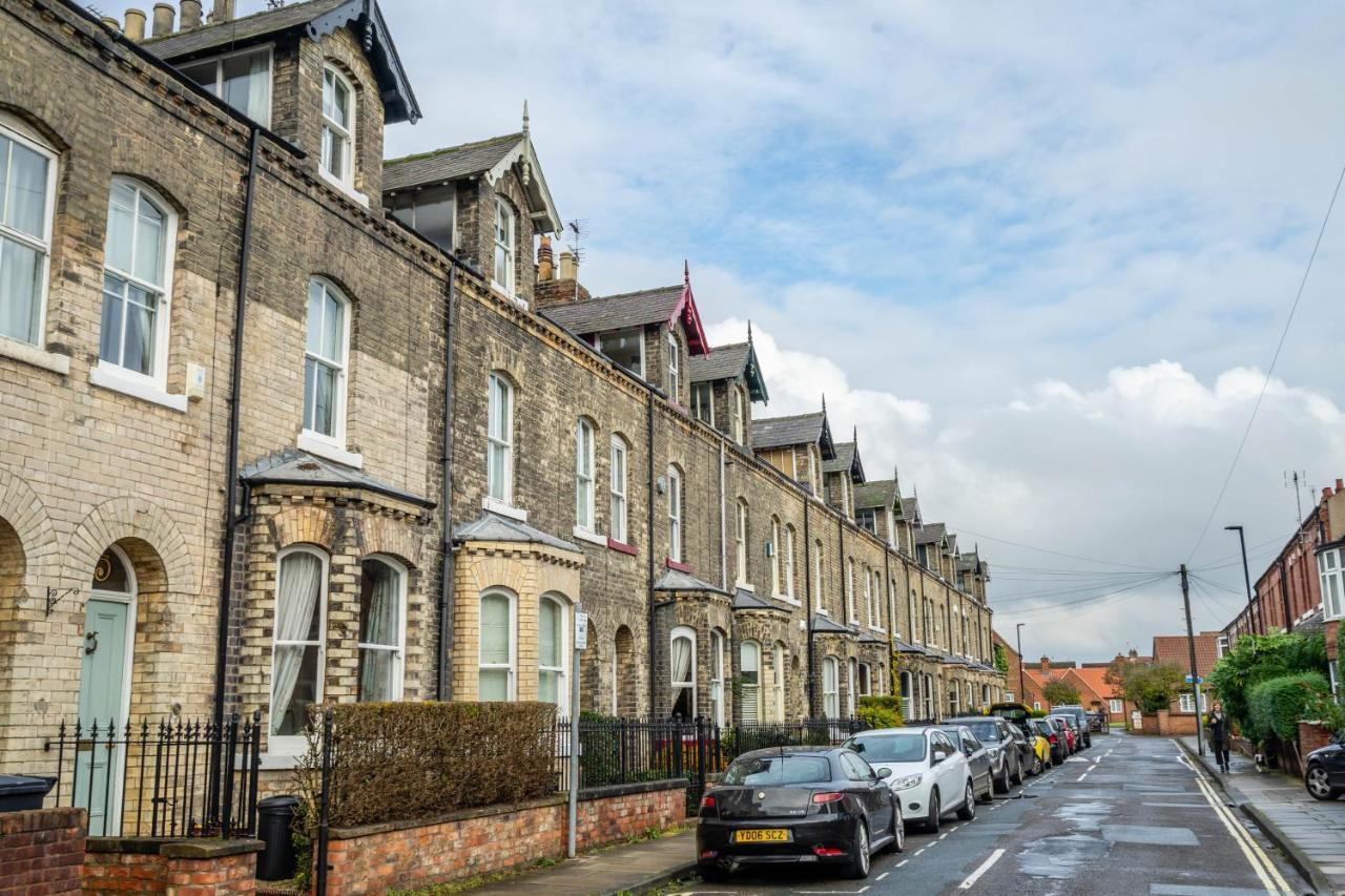 Three-Bedroom House,949348303:JPEG