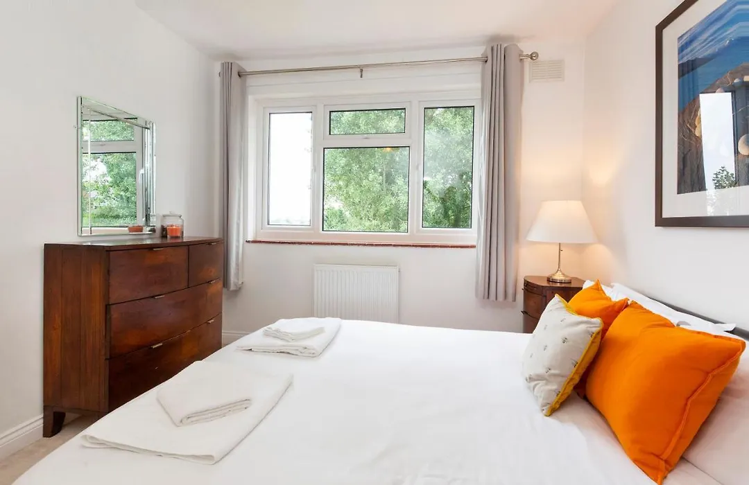 Woodlea House With Free Parking-1