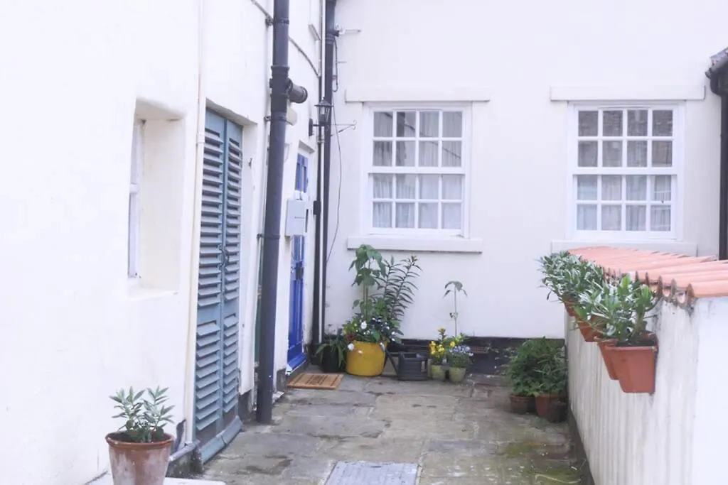 Kikas Cottage, Rear 89 Church Street, White Horse Yard-1
