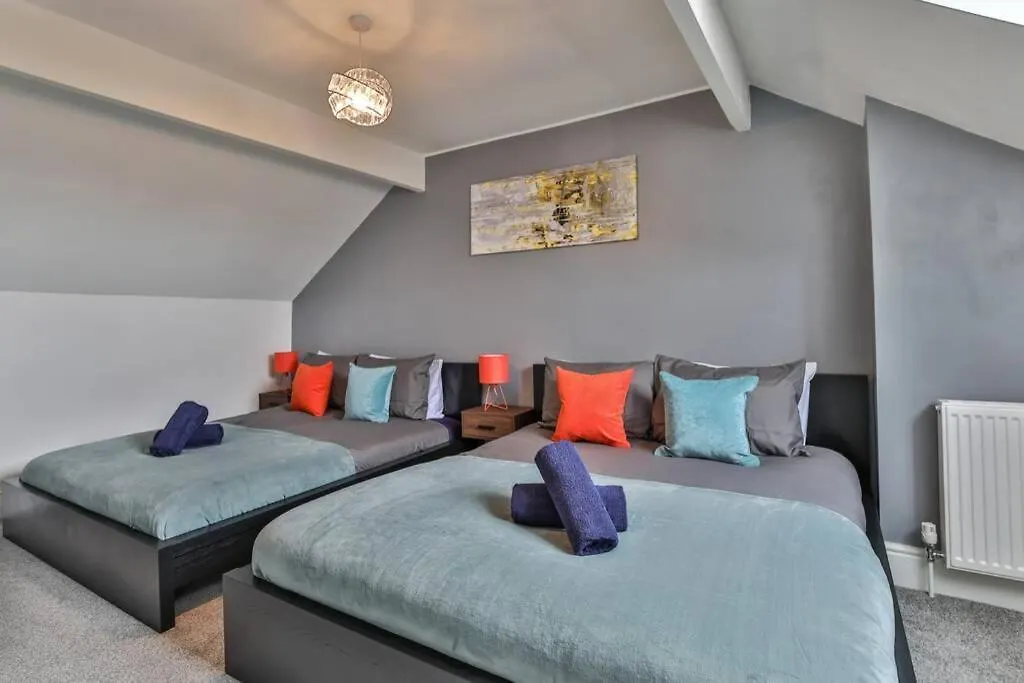 Refurbished Plush Property Great Transport Links-1