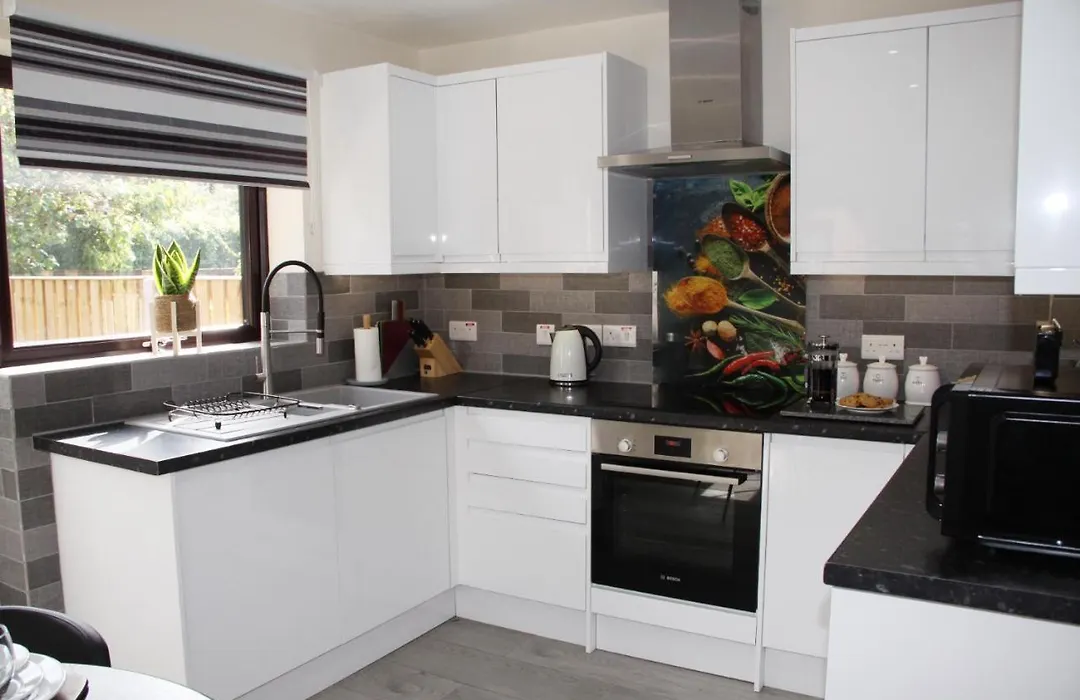 City Centre Town House With Riverside Views And Free Parking 1Bak-1