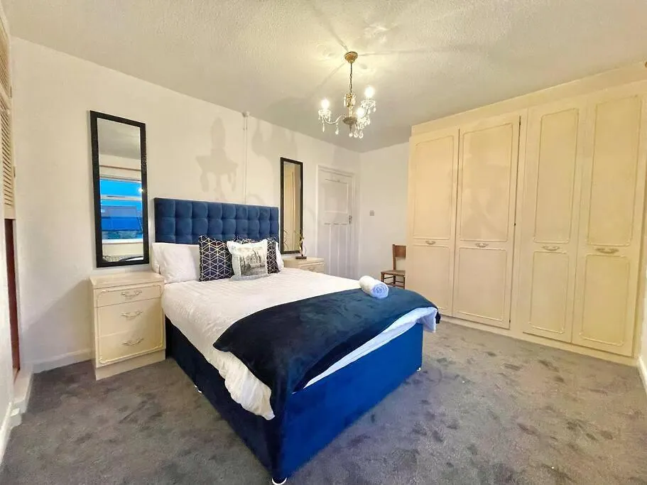 Spacious, Bright, Private 3 Bed Family Home-1