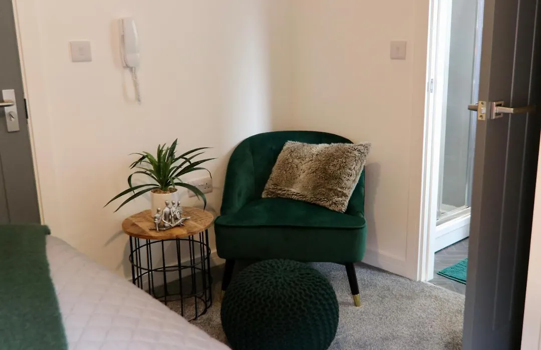 Boutique 5 Bed Home On Birdwell Road - Free Parking-1
