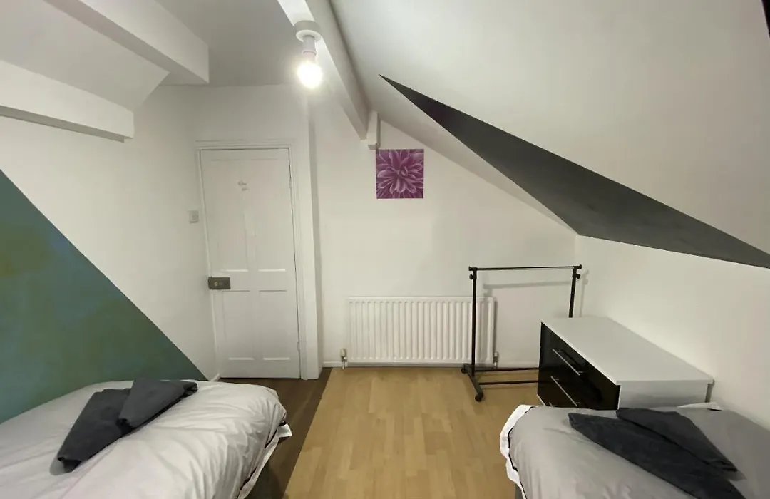 Modern 2 Bedroom Flat Close To City Centre-1