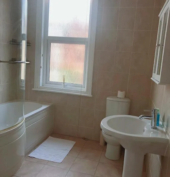 Spacious 3 Bedroom House Can Sleep 6-1