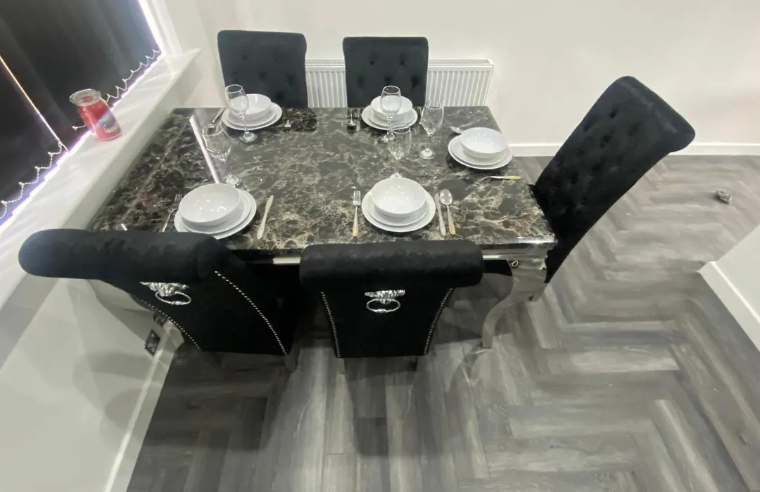 Modern 3 Bedroom Holiday Home -Jaquzzi Bath -Private Parking-Suitable For Contractors - Free Wifi-1