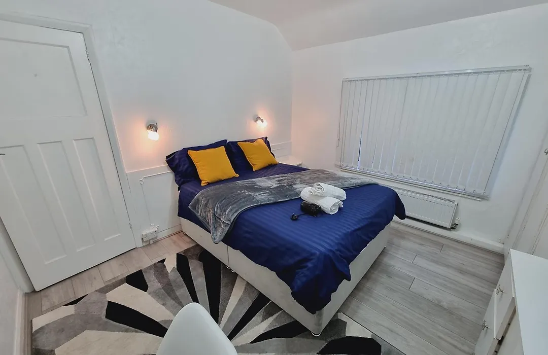 Modern 3 Bedroom House, 3 Bathroom, Secure Parking, Wi-Fi & Garden-1