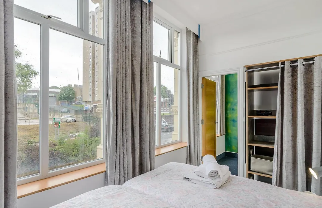 Crossley Suite - Uk38334-1