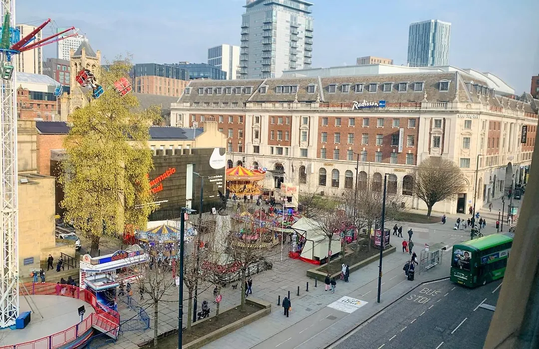 Stylish 2Br Apartment In Leeds City Centre With Town Hall Views-1