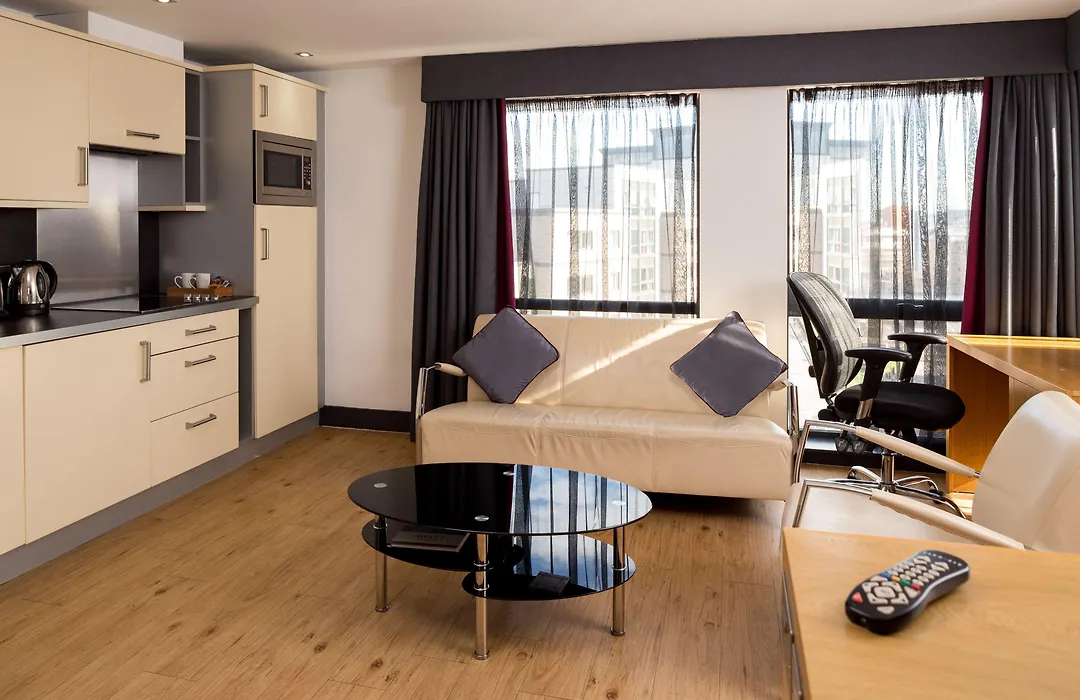 Roomzzz Leeds City West-1