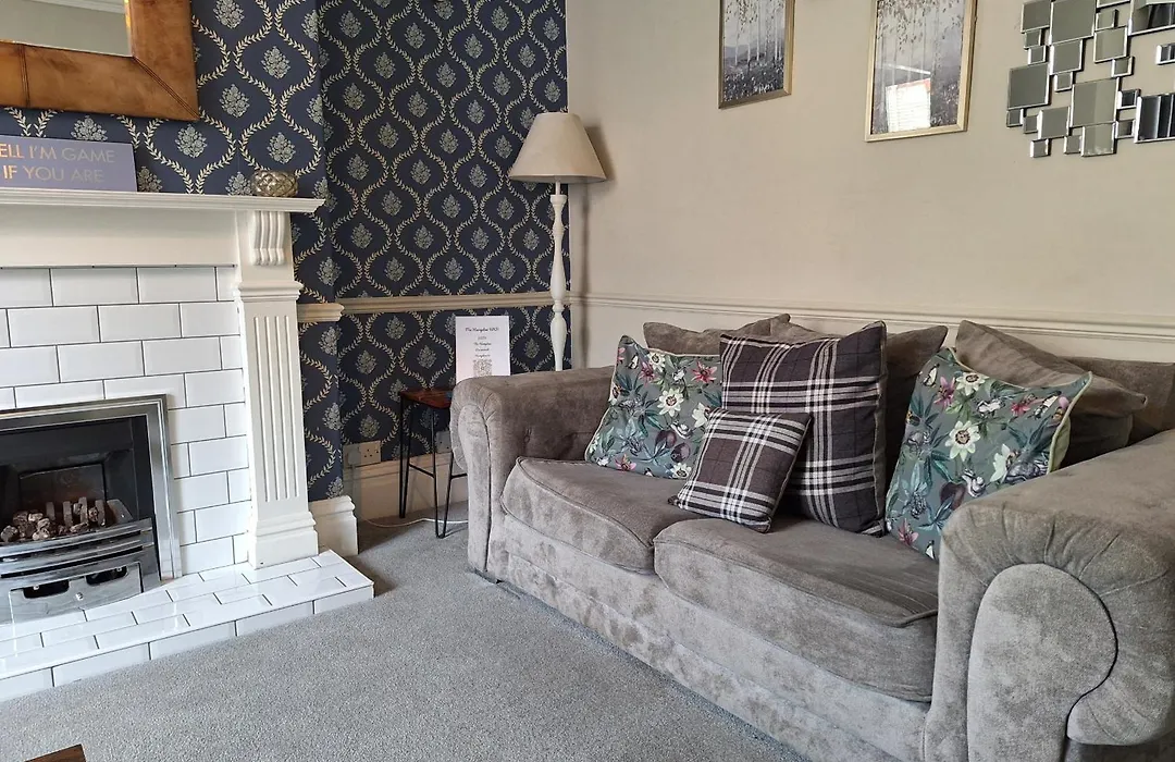 The Hampton Beautiful 3 Bedroom House With Conservatory & Garden-1