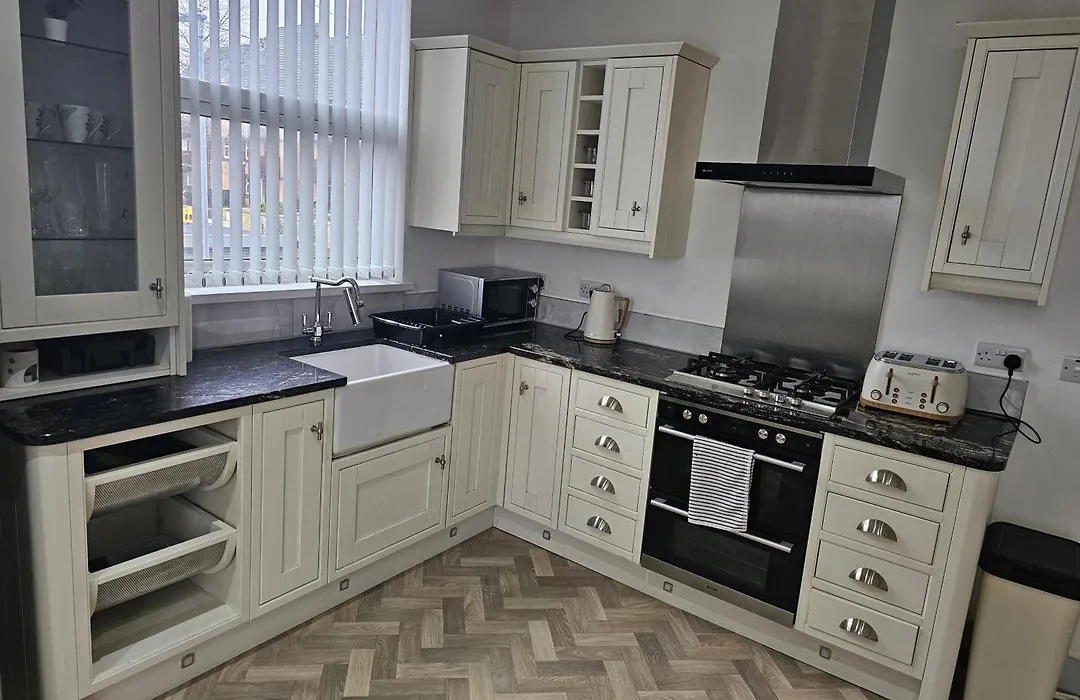 Spacious 3-Bedroom House Near Leeds City Centre By Homebird Property Management Short Lets & Serviced Accommodation Leeds With En-Suite Bathrooms & Free Parking-1