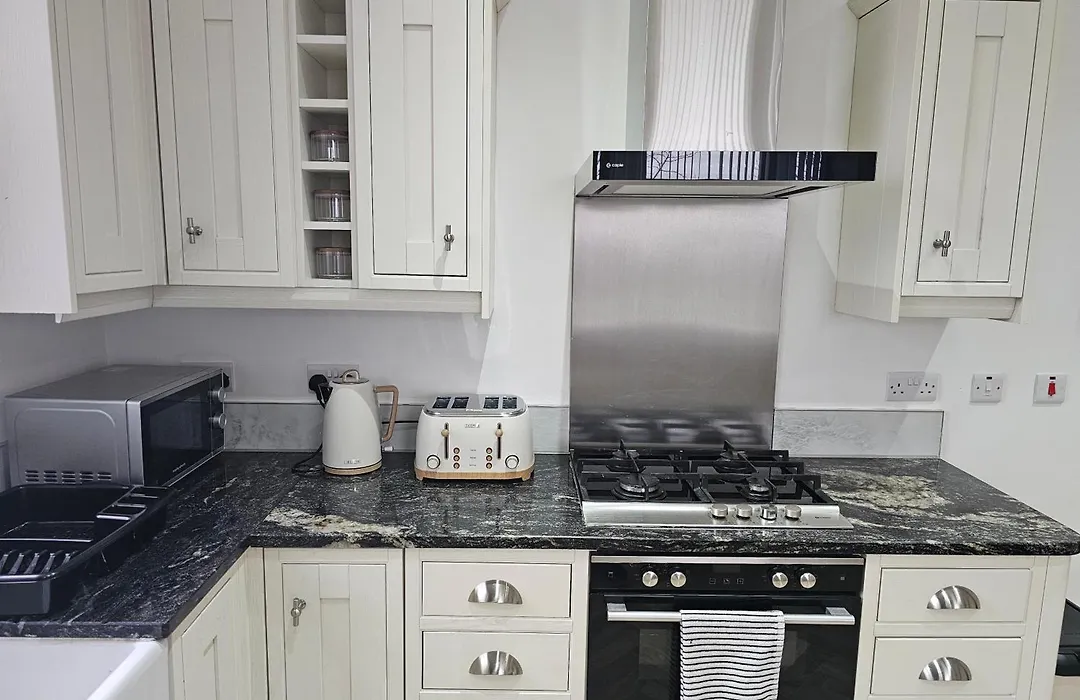 Spacious 3-Bedroom House Near Leeds City Centre By Homebird Property Management Short Lets & Serviced Accommodation Leeds With En-Suite Bathrooms & Free Parking-1