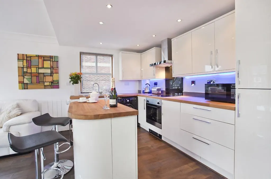 3 Emperors Wharf With Stunning River Views-1