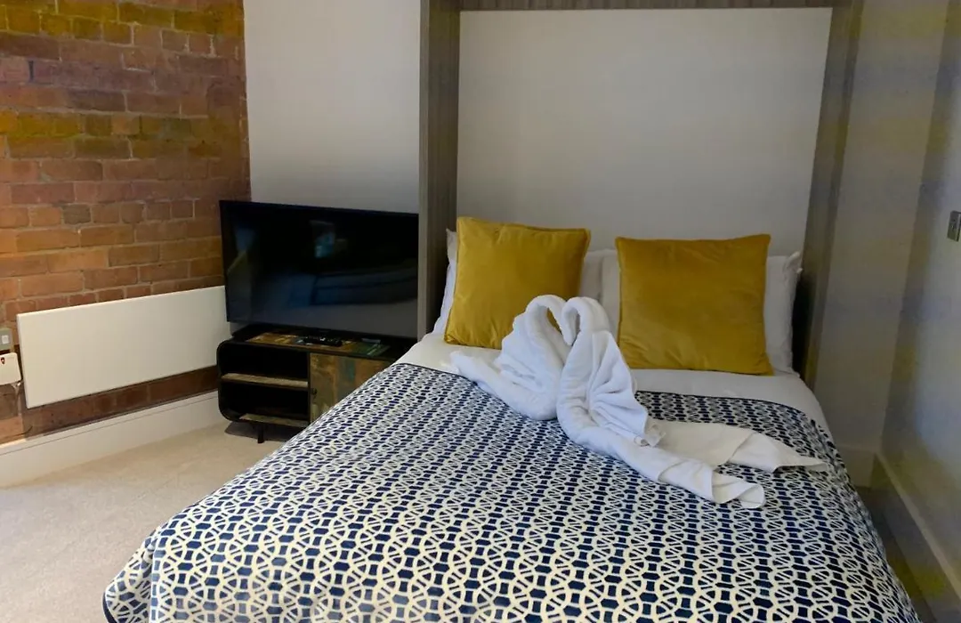 Riverside Studio Apartments Close To City Centre-1