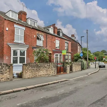 Refurbished Plush Property Great Transport Links-3