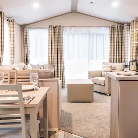 Yew Tree Lodge With Hot Tub-3
