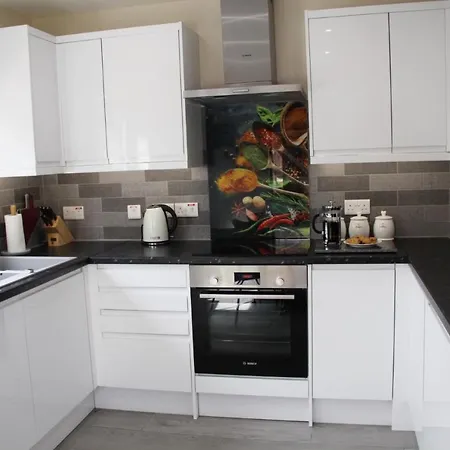 City Centre Town House With Riverside Views And Free Parking 1Bak-2