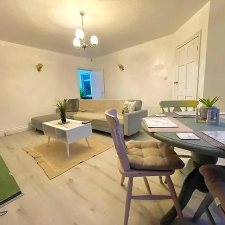 Spacious, Bright, Private 3 Bed Family Home-2