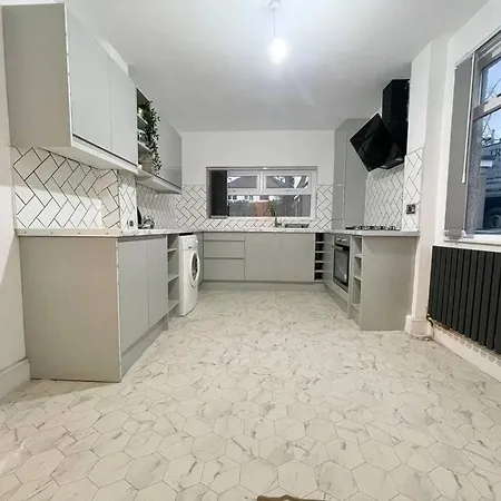 Spacious, Bright, Private 3 Bed Family Home-3