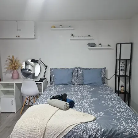 Charming, Cosy Hideaway With Free Wifi, Parking-3