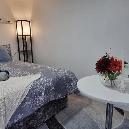 Charming, Cosy Hideaway With Free Wifi, Parking-2