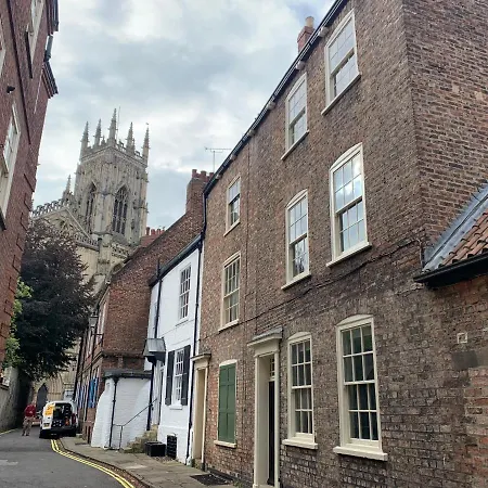 7 Precentor'S Court-2